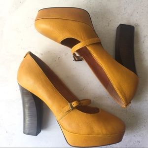 Liebeskind mustard pumps